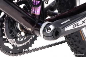 Umgerüstet: Tretsensor, Magnete (in den Schraubenköpfen) und aktuelle Shimano SLX-Kurbel