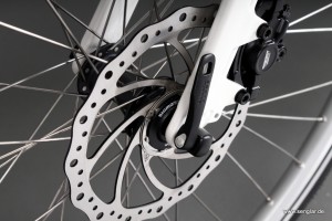 Im Vorderrad kommt eine Shimano SLX-Nabe mit 180er-Bremsscheibe zum Einsatz