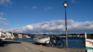 Das Senglar-Trekkingrad vor dem malerischen Hafen von Cadaqués