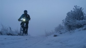 Er gehört sicher zu den Harten: Unser Testfahrer Markus verzichtet auch im Winter auf das Auto und fährt mit unserem Senglar-Antrieb täglich zur Arbeit.