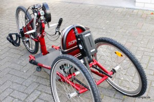 Bei diesem Sopur-Handbike hat der Akku seinen Platz hinter dem Fahrersitz gefunden