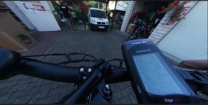 Der Blick nach vorne und auf das Garmin: Schon besser!